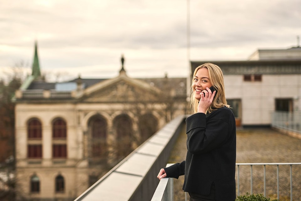 Kine snakker i telefon - ansatt i BN Bank