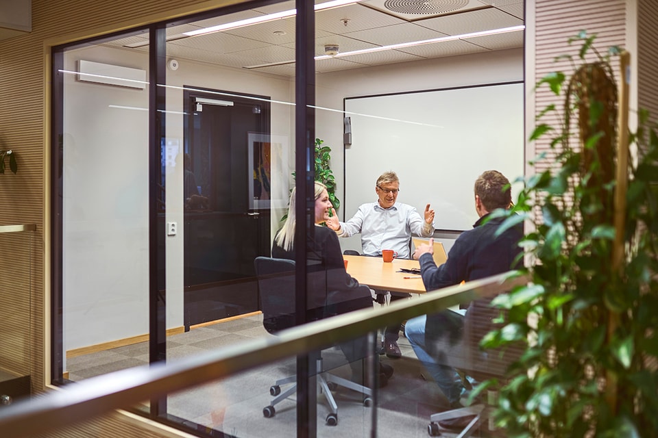 Møterom med 3 personer