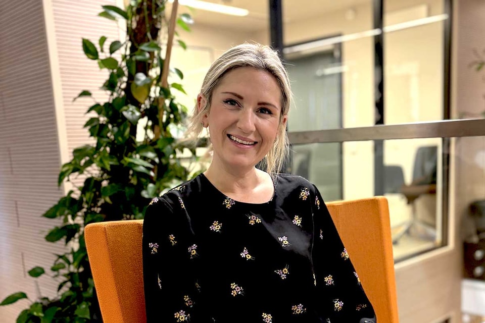 Ung kvinne i kontorlokale