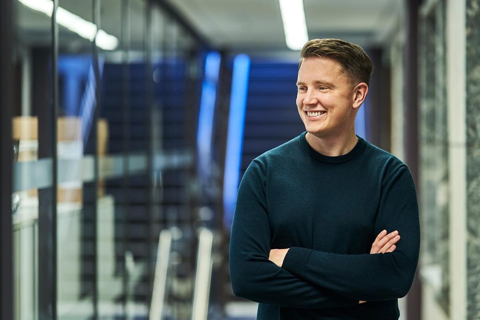 Ung mann i kontorlokale, til illustrasjon for bli kunde