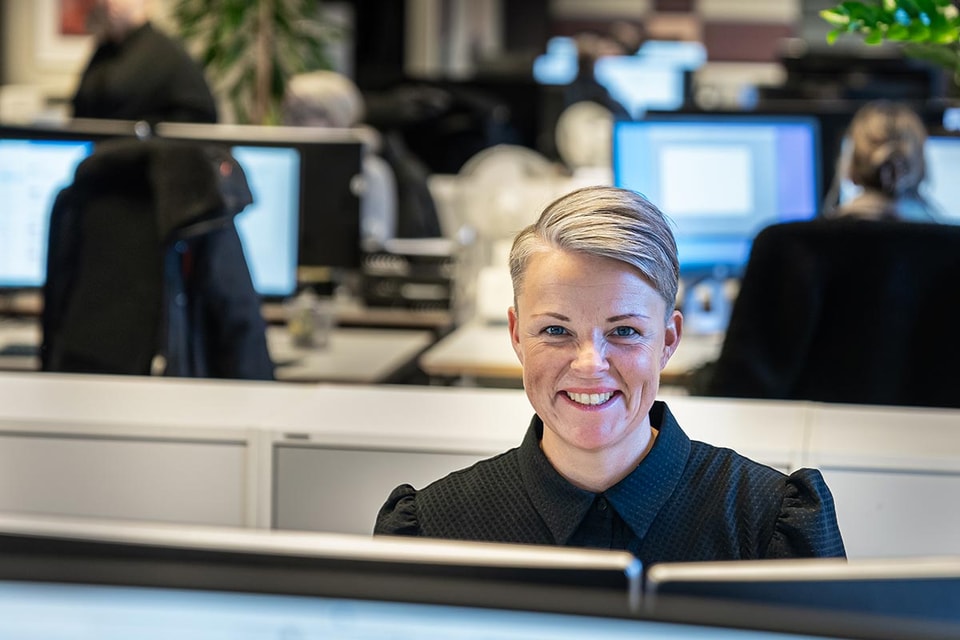 Rådgiver i BN Bank sitter i kontorlokalet bak PC-skjerm, til illustrasjon for boliglånsrente