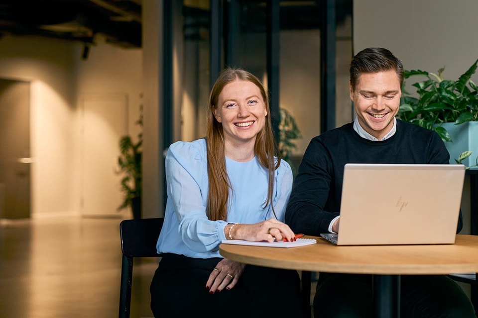 Dame og mann foran laptop, til illustrasjon for hvordan bruke BNBank
