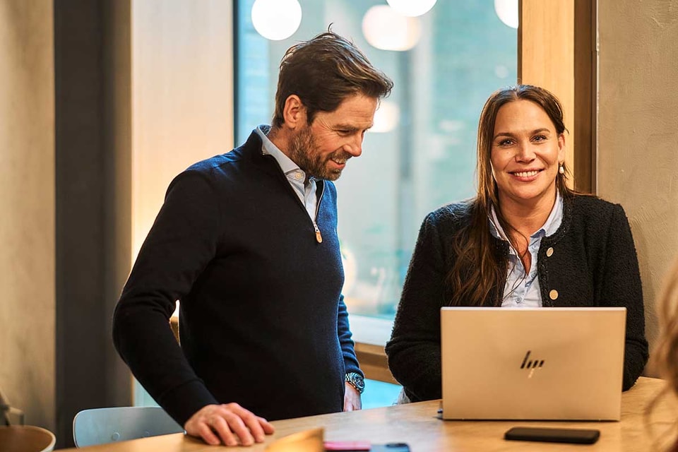 Ansatte i banken ser på laptop