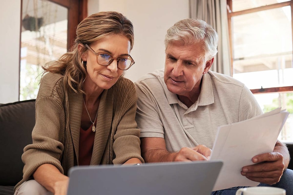 Par ser sammen på pc og dokumenter, illustrasjon for fremtidsfullmakt