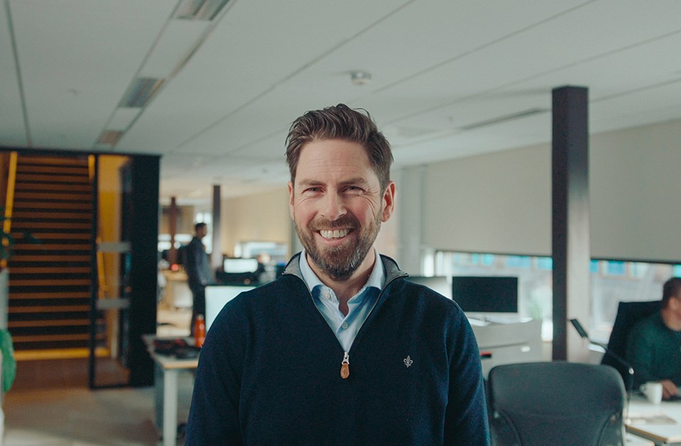 Rådgiver smiler til kameraet i BN Bank sitt lokale