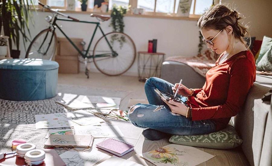 Jente sitter i på hybel og leser, illustrasjon til depositumskonto