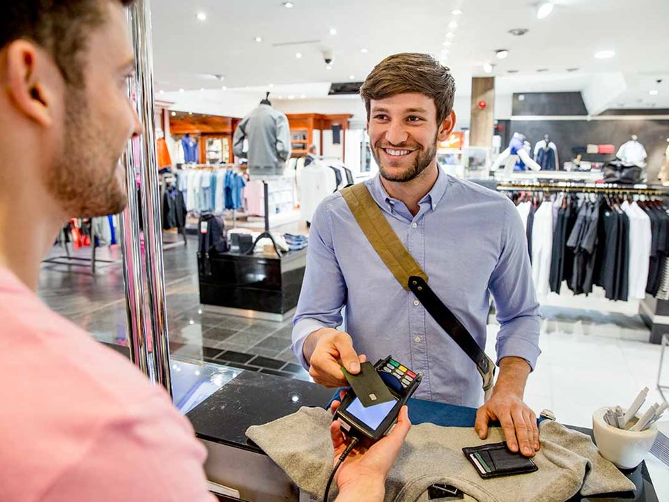 Mann tapper med kredittkort, illustrasjon til kredittkort til hverdagsbruk