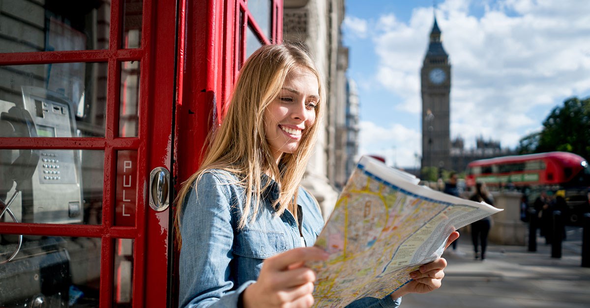 Dame leser kart i London