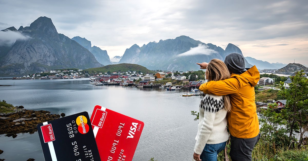 Par ser på utsikten med to bankkort