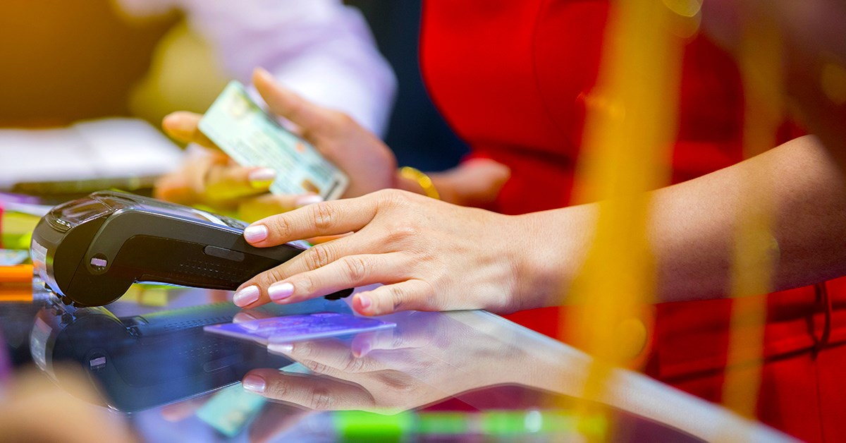 Kvinne betaler med bankkort i utlandet