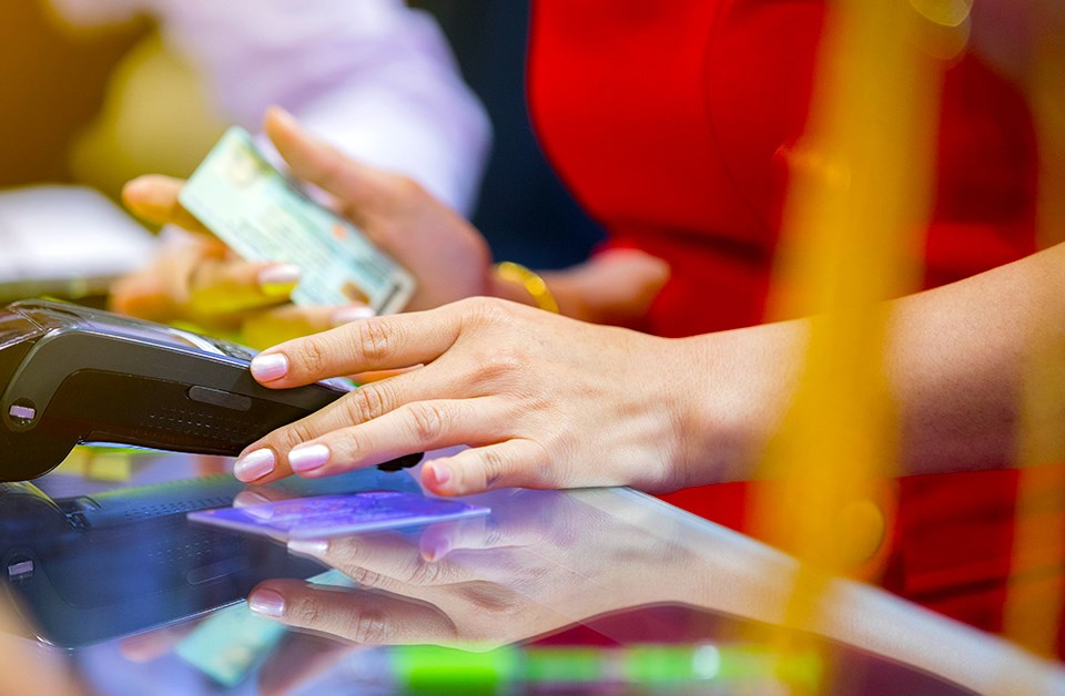 Kvinne betaler med bankkort i utlandet