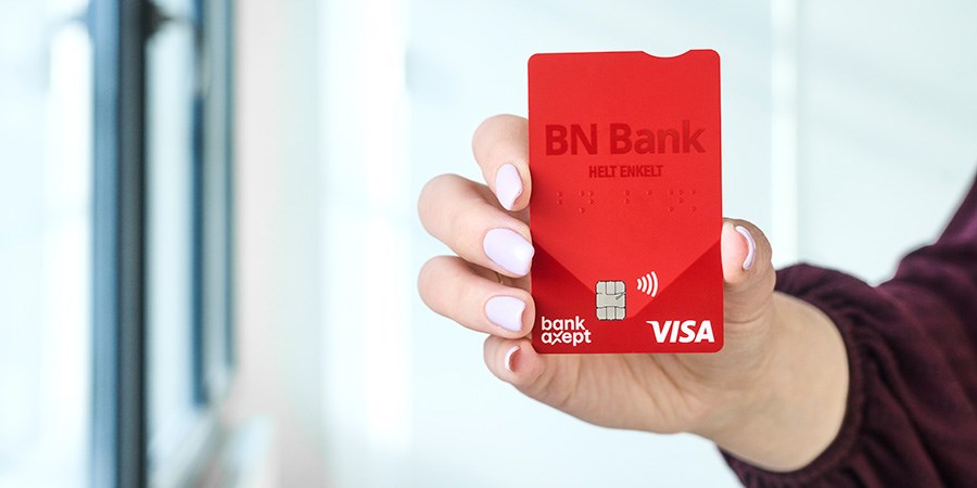Dame holder et visakort fra BN Bank