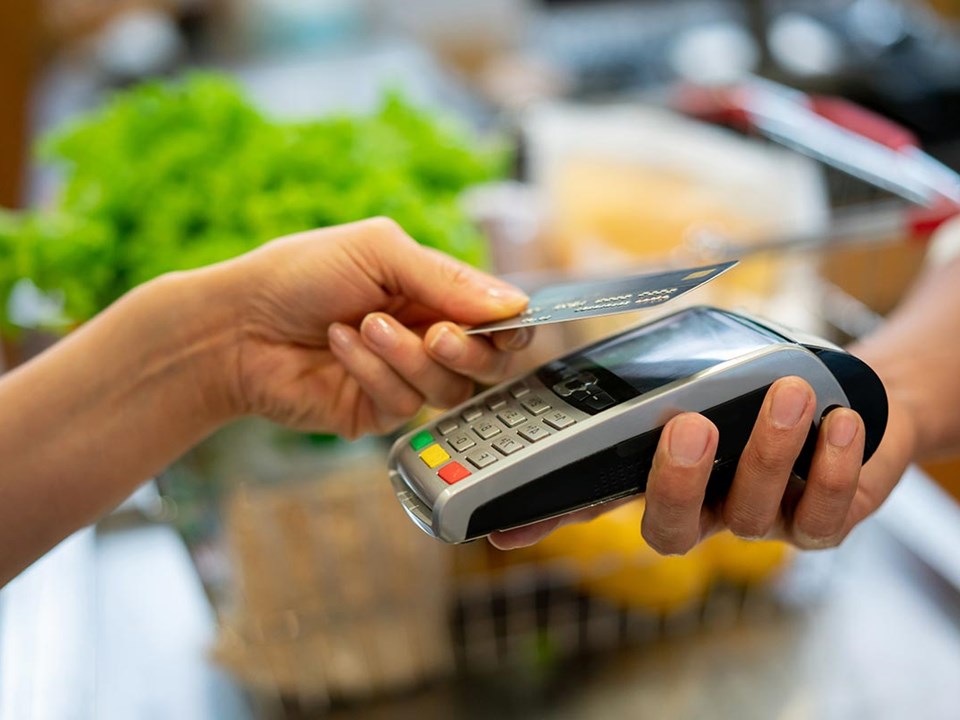 Kontaktløs betaling med bankkort på betalingsterminal
