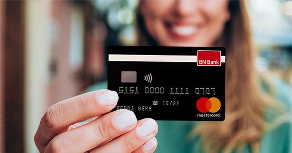 Kvinne viser frem BN Bank kredittkort
