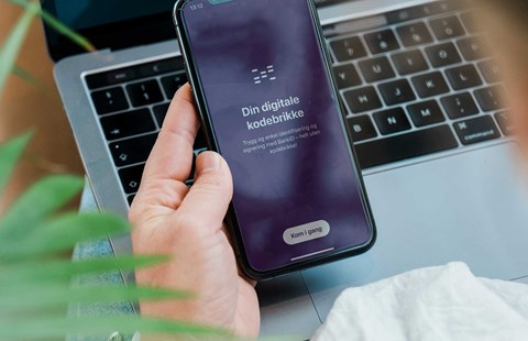 Dame holder mobil med BankID app