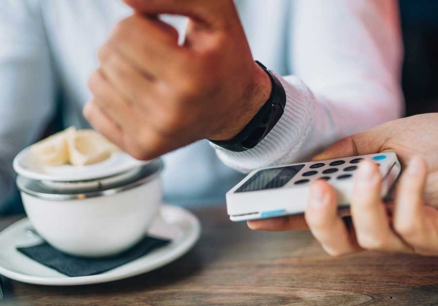Mann betaler kaffe med FitBit - Pay