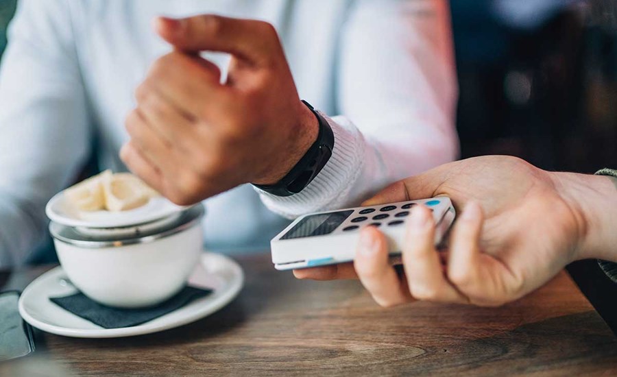 Mann betaler kaffe med FitBit - Pay