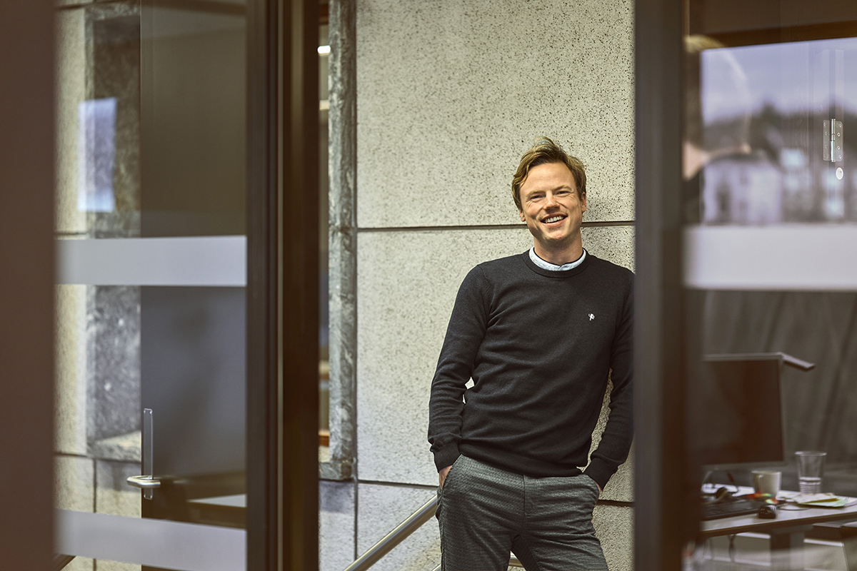 Mann i kontorlandskap, til illustrasjon for komme igang med BN Bank