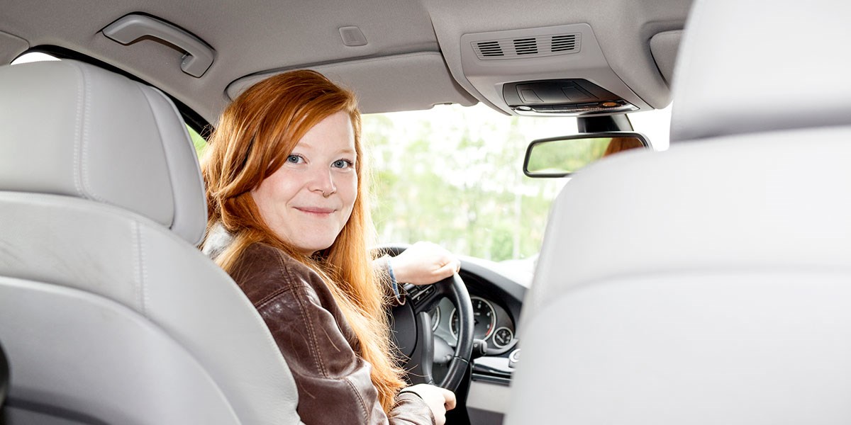 Ung kvinne kjører leasing bil