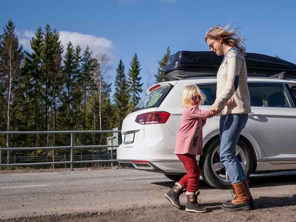 Kvinne og barn foran bil, til illustrasjon hvordan finansiere bilkjøp