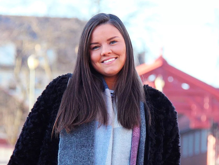 Jente foran Bybroa i Trondheim, til illustrasjon for kjøpe sin første bolig