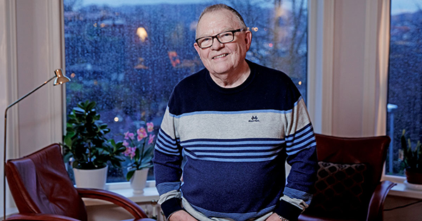 Ove står i stua i hjemmet sitt og snakker om Seniorlån