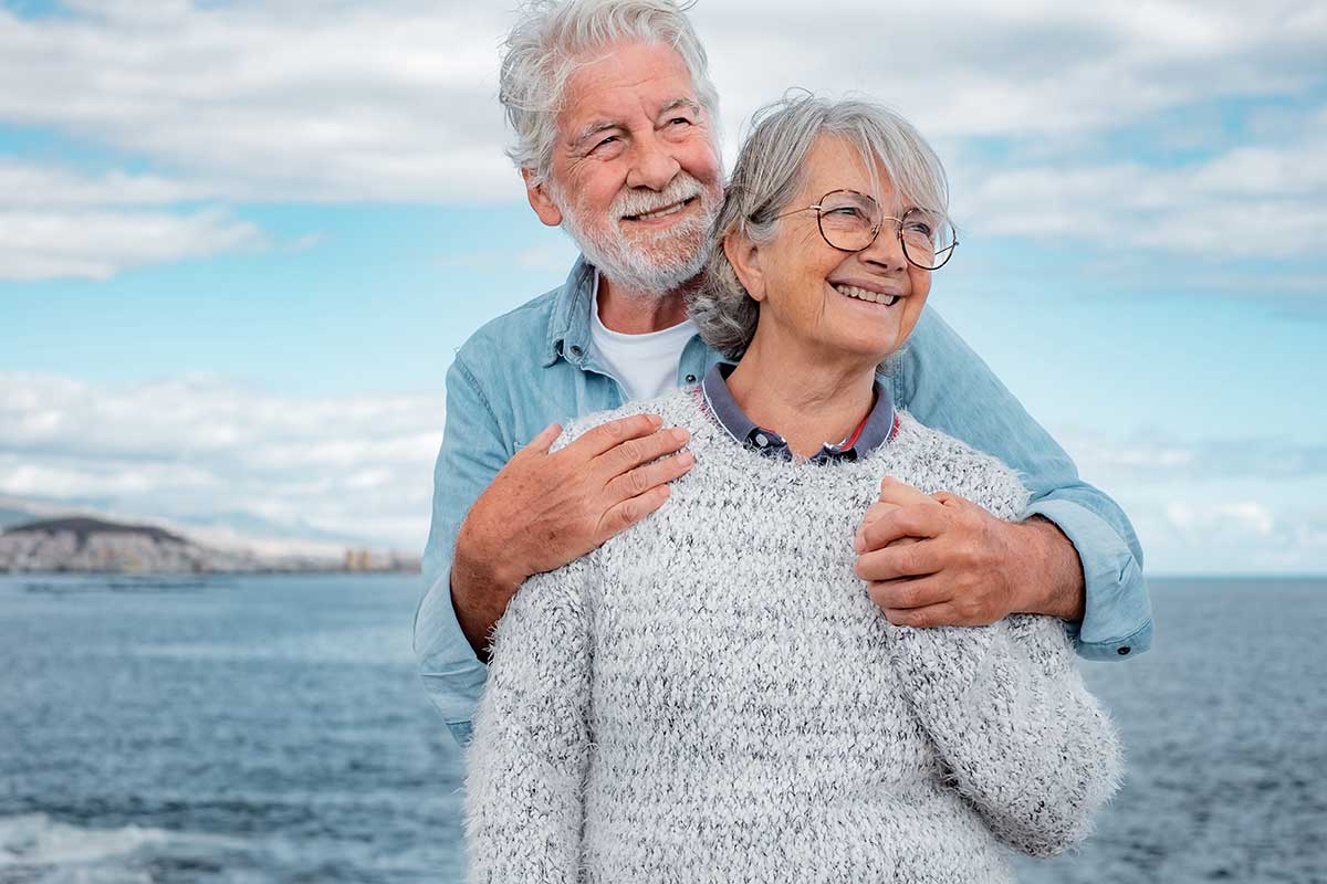Eldre par ved sjøen, til illustrasjon for Seniorlån