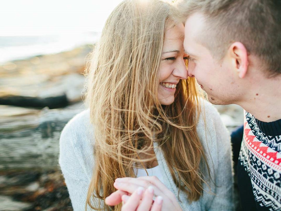 Par lener pannen mot hverandre mens de sitter på berget, til illustrasjon for flytte sammen