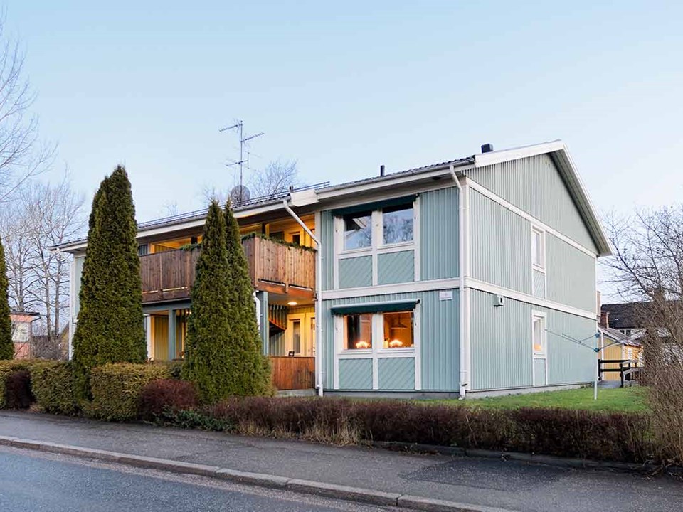 Rekkehus med store hekker fremfor, til illustrasjon for skatt på utleie av bolig