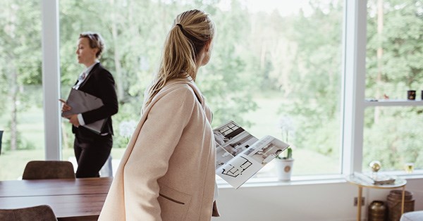 Dame med prospekt på visning i en bolig