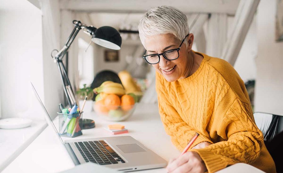 Dame gjør notater hjemme, til illustrasjon for utleie av bolig