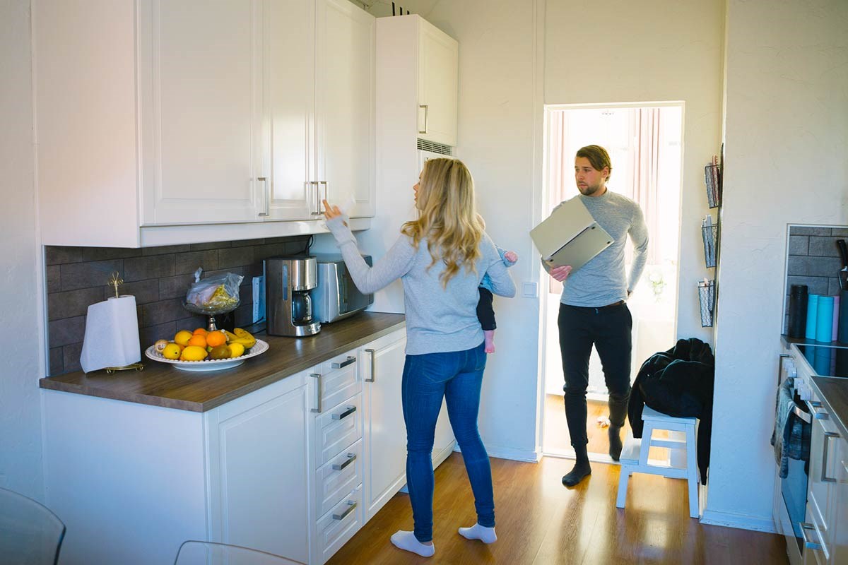 Par på visning - ser på kjøkken, illustrasjon til hva følger med boligen ved salg