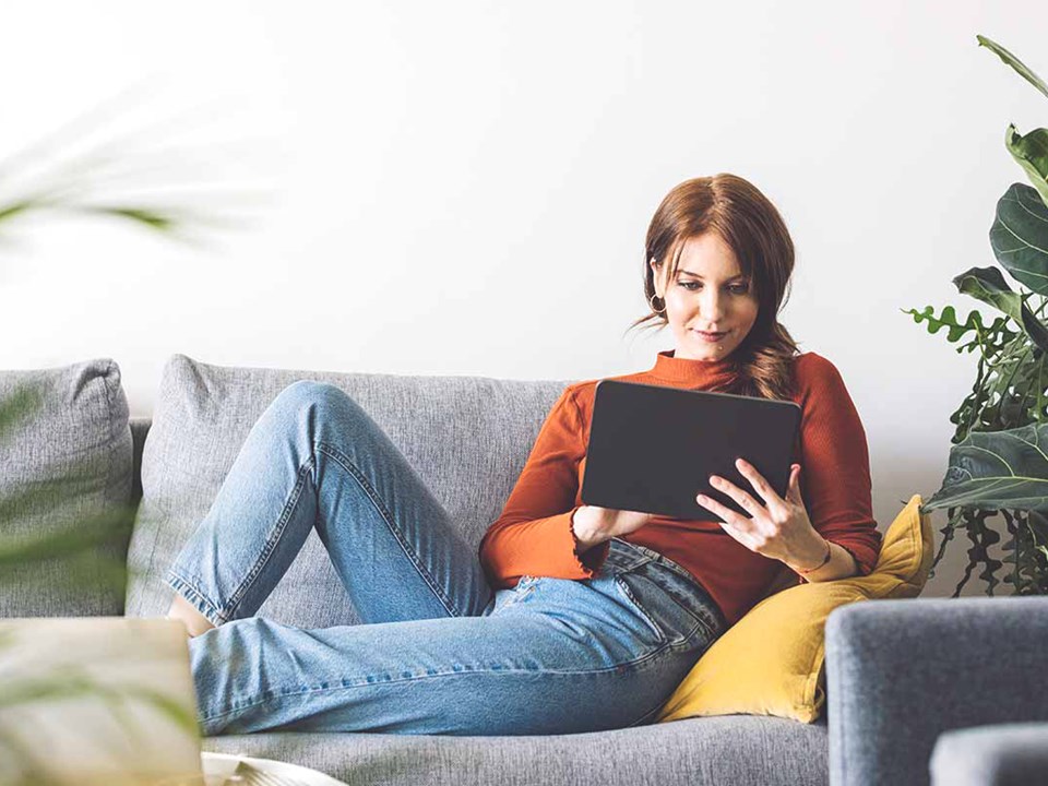 Dame på nettbrett lurer på når er det best å selge bolig