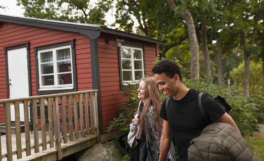 Par går mot en hytte, til illustrasjon for formuesverdi av bolig