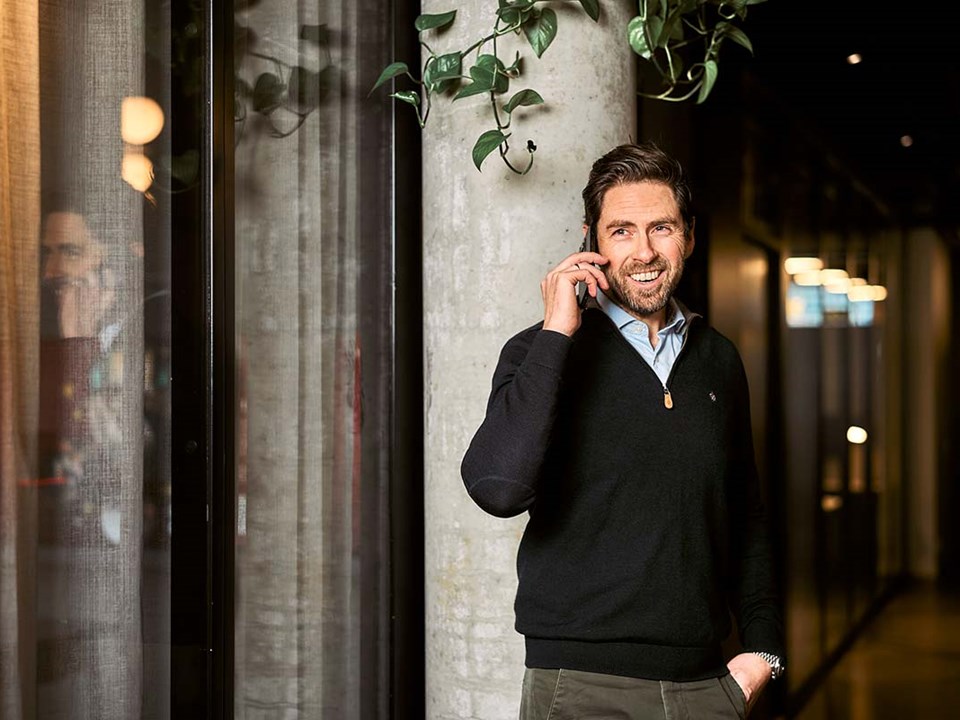 Mann snakker i mobil, illustrasjon  til lån