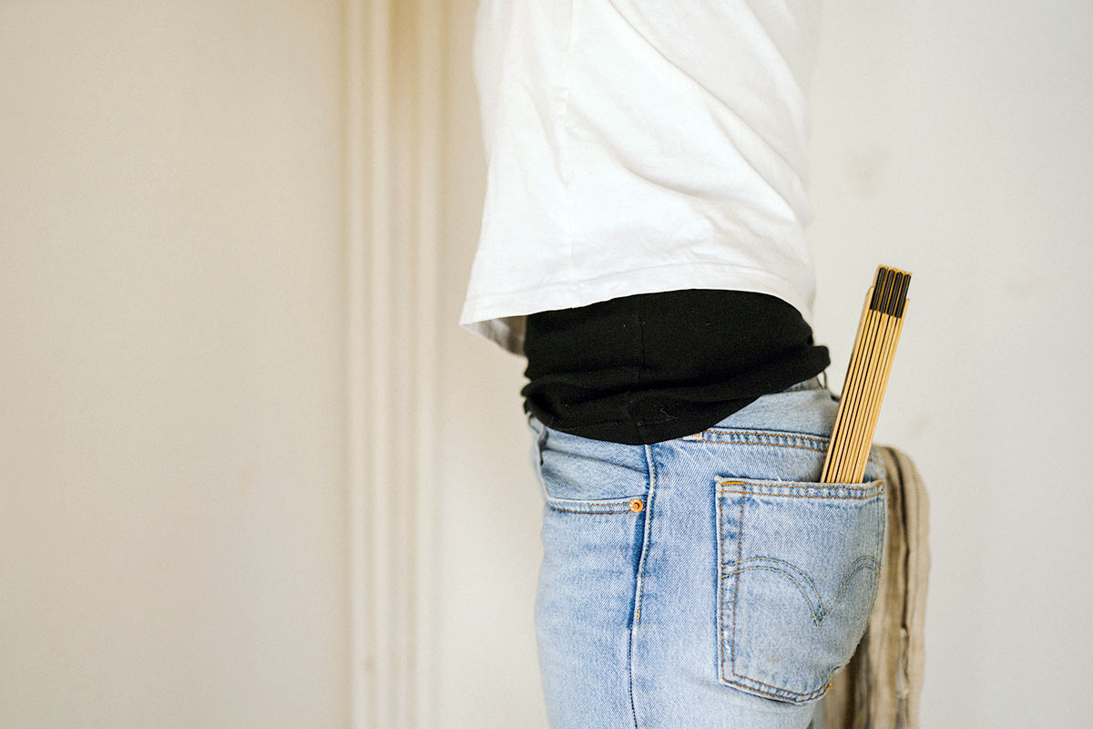 Dame med tommestokk i lomma, illustrasjon til oppussing