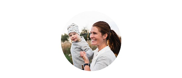 Mor og datter i åker, til illustrasjon for personlig økonomi