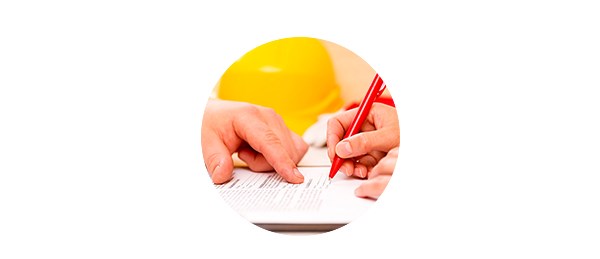 Mann viser hvor man skal signere på et dokument, til illustrasjon for kjøp og salg av bolig