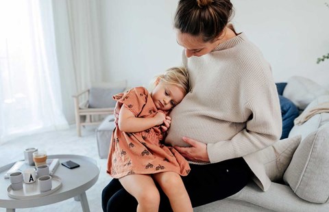 Gravid dame med barn på fanget, illustrasjon til pensjonssparing