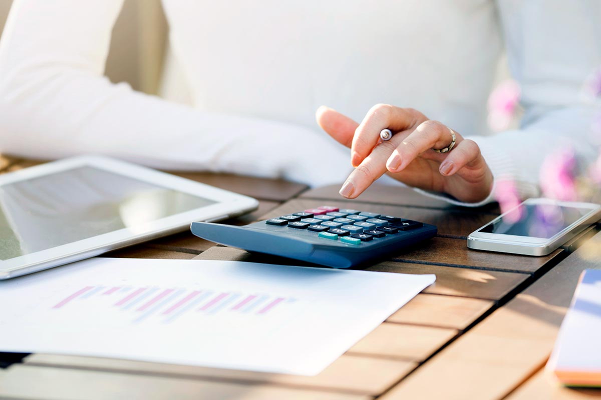 Kalkulator, nettbrett og mobil, til illustrasjon for hverdagsøkonomi