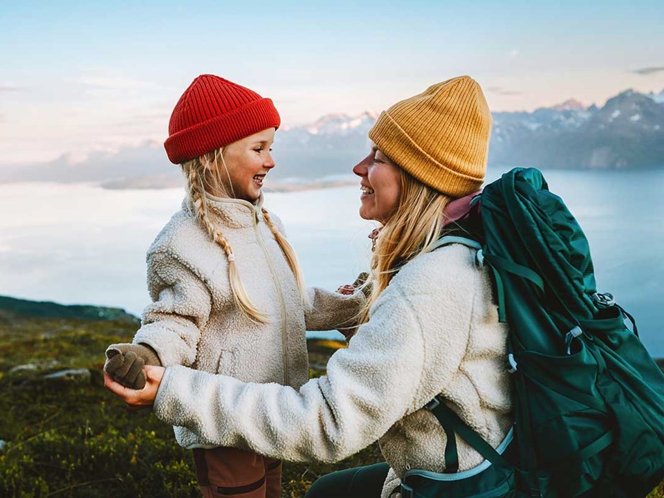Mor og datter på fjelltur - illustrasjon til bufferkonto
