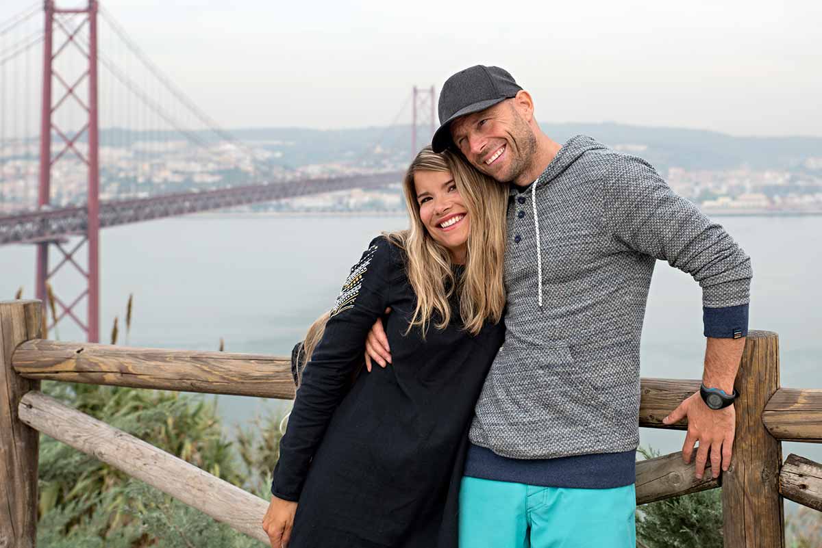 Kvinne og mann gir hverandre en klem på ferie fremfor Golden Bridge, til illustrasjon for sparekonto