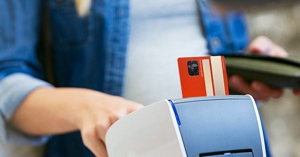 Kvinne bruker BN Bank kort i bankkortterminal