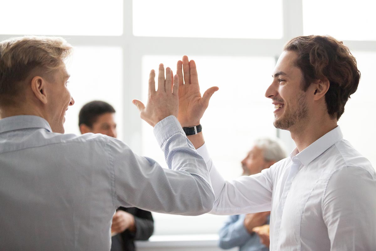 To menn gir high five - illustrasjon til plasseringskonto