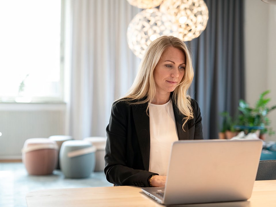 Dame jobber på laptop - illustrasjon til Xledger