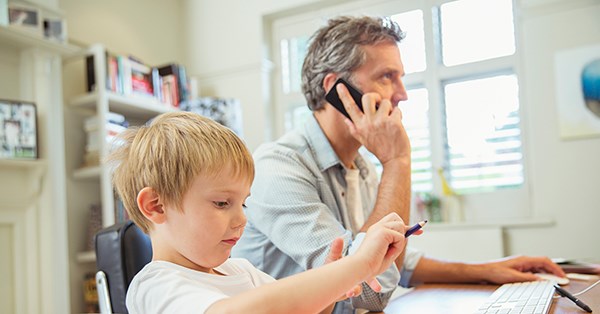 Sønn og far ringer i mobiltelefon