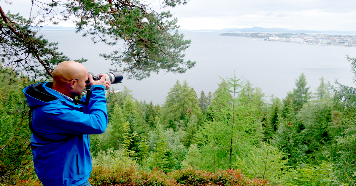 Øyvind Blomstereng tar bilde av naturen