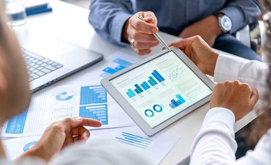 Kollegaer ser på regnskap på ipad, illustrasjon til finansiell informasjon