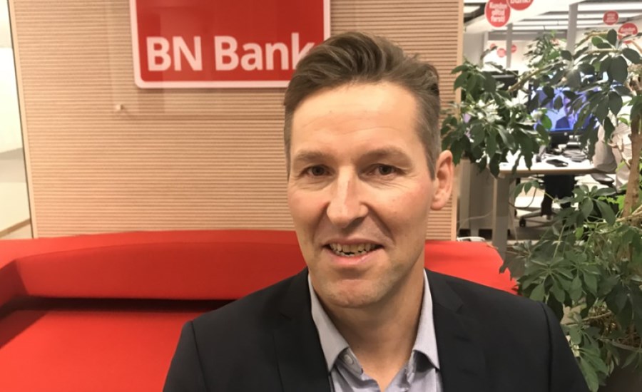 Svein Tore Samdal fremfor BN Bank logo, til illustrasjon for pressemeldinger