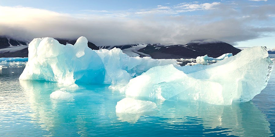 Et isfjell flyter til havs, til illustrasjon for bærekraftsmål